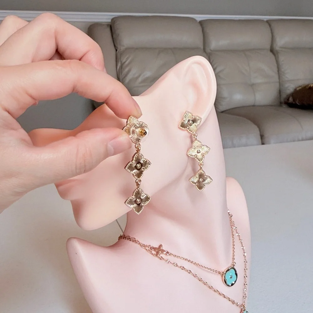 ⚜️ Elegant Gold Floral Drop Earrings